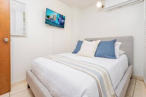 2 bedrooms, in-room safe, iron/ironing board, bed sheets - Beautiful 2 Bedroom in Miramar! (San Juan)