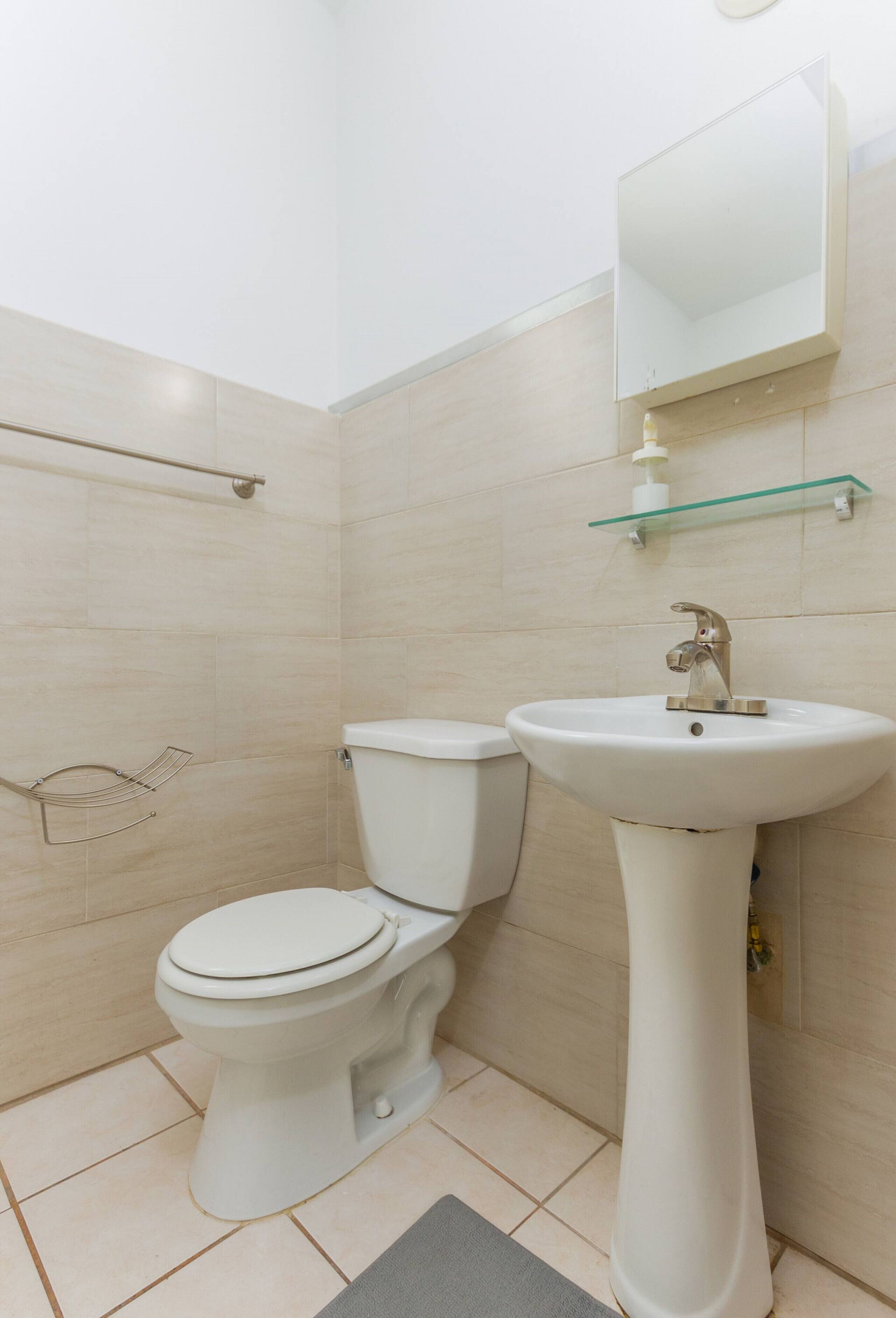 Douche, séchoir à cheveux, serviettes fournies, savon