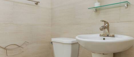 Douche, séchoir à cheveux, serviettes fournies, savon