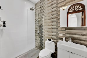 Shower, towels, soap, shampoo - Old San Juan 3BR • Patio • Sleeps 6 (San Juan)