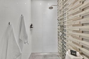 Shower, towels, soap, shampoo - Old San Juan 3BR • Patio • Sleeps 6 (San Juan)