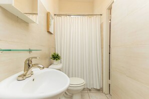 Shower, hair dryer, towels, soap - Bright, Centric and Cozy Studio In The Heart of Miramar (San Juan)