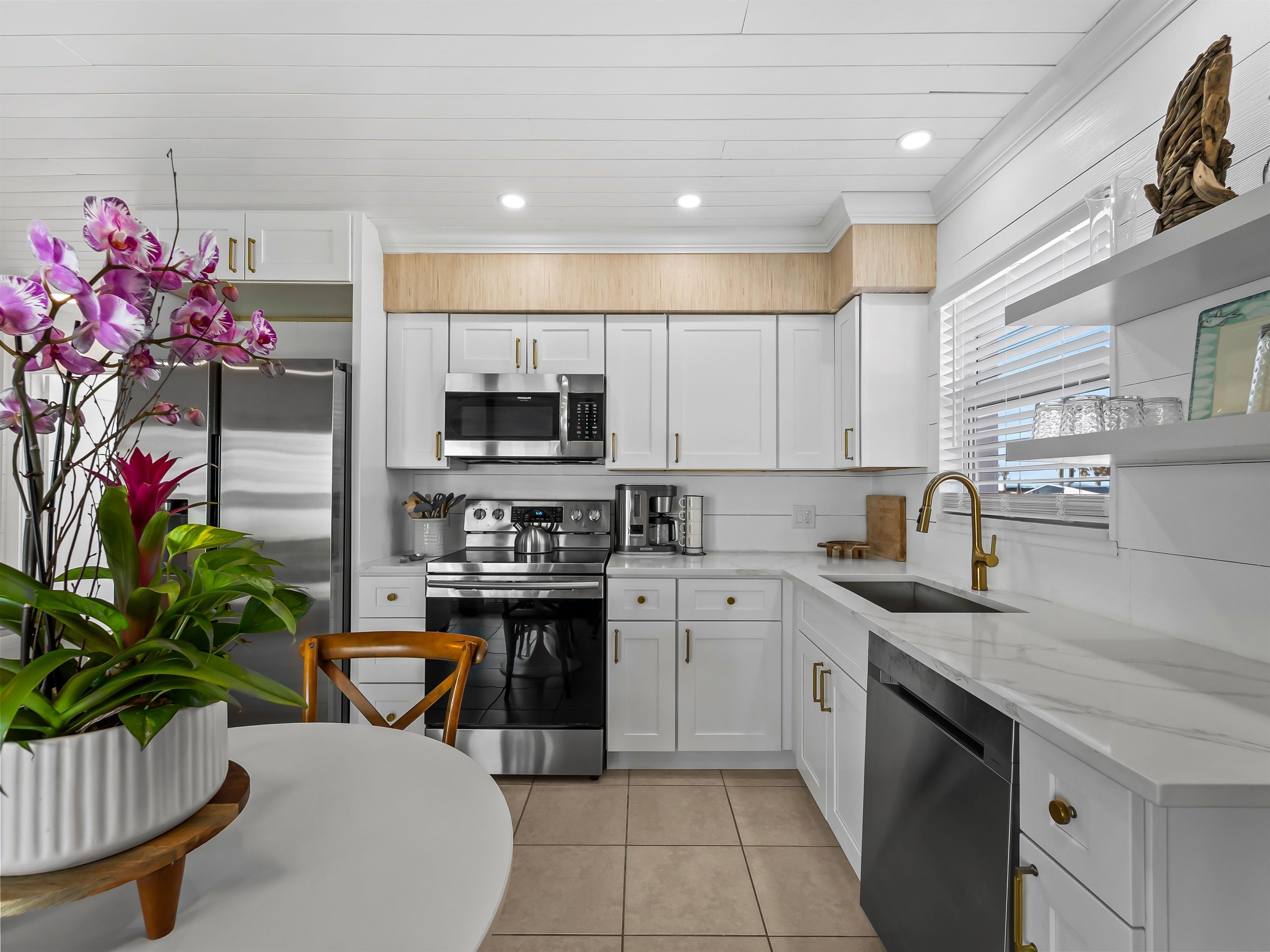 Coffee/tea maker, fridge, microwave, oven