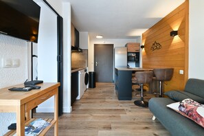 TV - Apartment 'Les Marmottes - B12' with Mountain View and Balcony (Flumet)