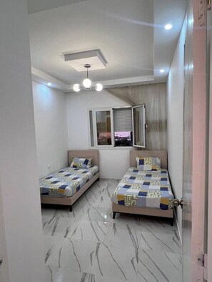 2 habitaciones, tabla de planchar con plancha, wifi y ropa de cama
