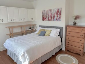 4 bedrooms, iron/ironing board, WiFi, bed sheets - Guess House: 4BR Farmhouse near Duke and Downtown with Fire Pit and Backyard! (Durham)