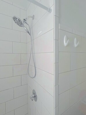 Douche, sèche-cheveux, serviettes fournies, savon
