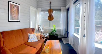 Guess House: 4BR Farmhouse near Duke and Downtown with Fire Pit and Backyard!