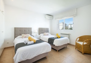 4 makuuhuonetta, silitysrauta/-lauta, vauvan matkasänky, ilmainen Wi-Fi