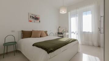 1 habitación, tabla de planchar con plancha, wifi gratis y ropa de cama