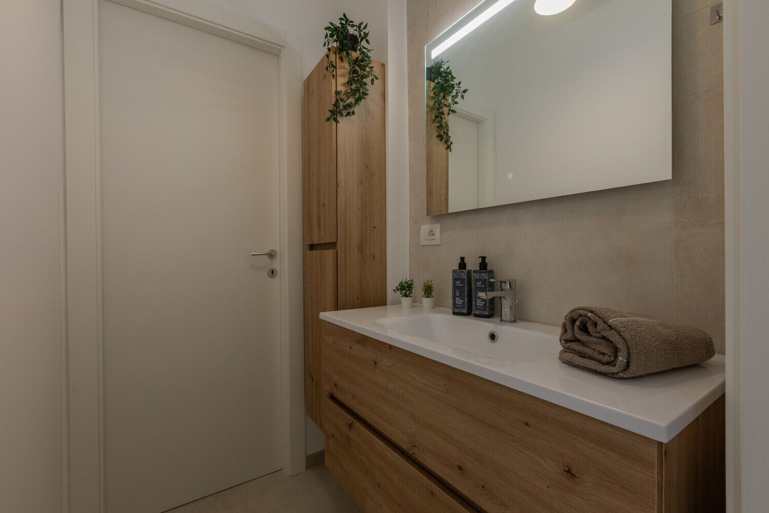 Regadera, secadora de cabello, bidet, toallas 