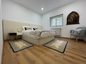 4 habitaciones, tabla de planchar con plancha, wifi y ropa de cama 