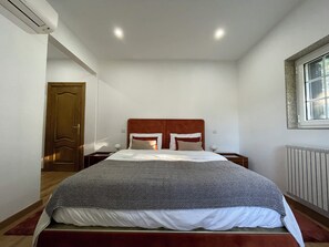 4 chambres, fer et planche à repasser, Wi-Fi, draps fournis