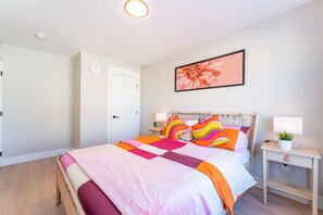 3 bedrooms, desk, iron/ironing board, travel cot - NEW 3 Bedroom Luxury Escape- Deck, BBQ & Fireplace (Halifax)