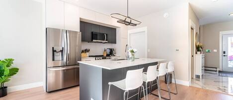 Refrigerador, microondas, horno y parrilla de estufa