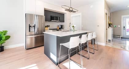 NEW 3 Bedroom Luxury Escape- Deck, BBQ & Fireplace