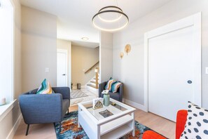 TV - NEW 3 Bedroom Luxury Escape- Deck, BBQ & Fireplace (Halifax)