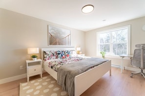 3 makuuhuonetta, työpöytä, silitysrauta/-lauta, vauvan matkasänky