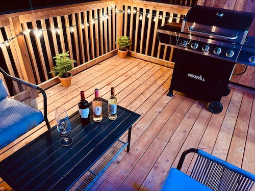 NEW 5BR Luxury |2 Kitchens | Deck, Fireplace & BBQ