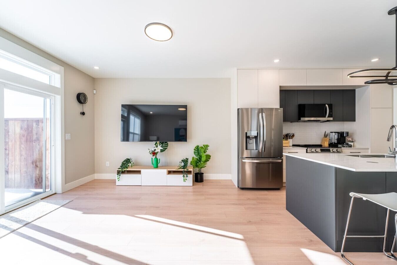 冷蔵庫、電子レンジ、オーブン、コンロ