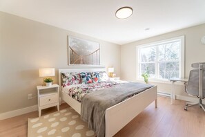 5 bedrooms, desk, iron/ironing board, travel crib - NEW 5BR Luxury |2 Kitchens | Deck, Fireplace & BBQ (Halifax)