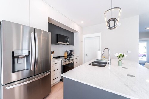 NEW 5BR Luxury |2 Kitchens | Deck, Fireplace & BBQ