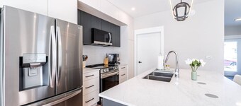 NEW 5BR Luxury |2 Kitchens | Deck, Fireplace & BBQ