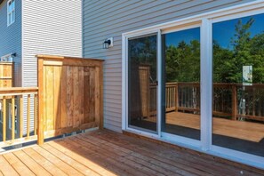 Terrace/patio - NEW 5BR Luxury |2 Kitchens | Deck, Fireplace & BBQ (Halifax)