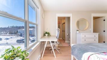 5 bedrooms, desk, iron/ironing board, travel crib