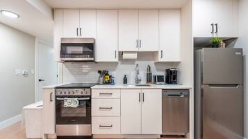 Køleskab, mikrobølgeovn, ovn, kogeplade