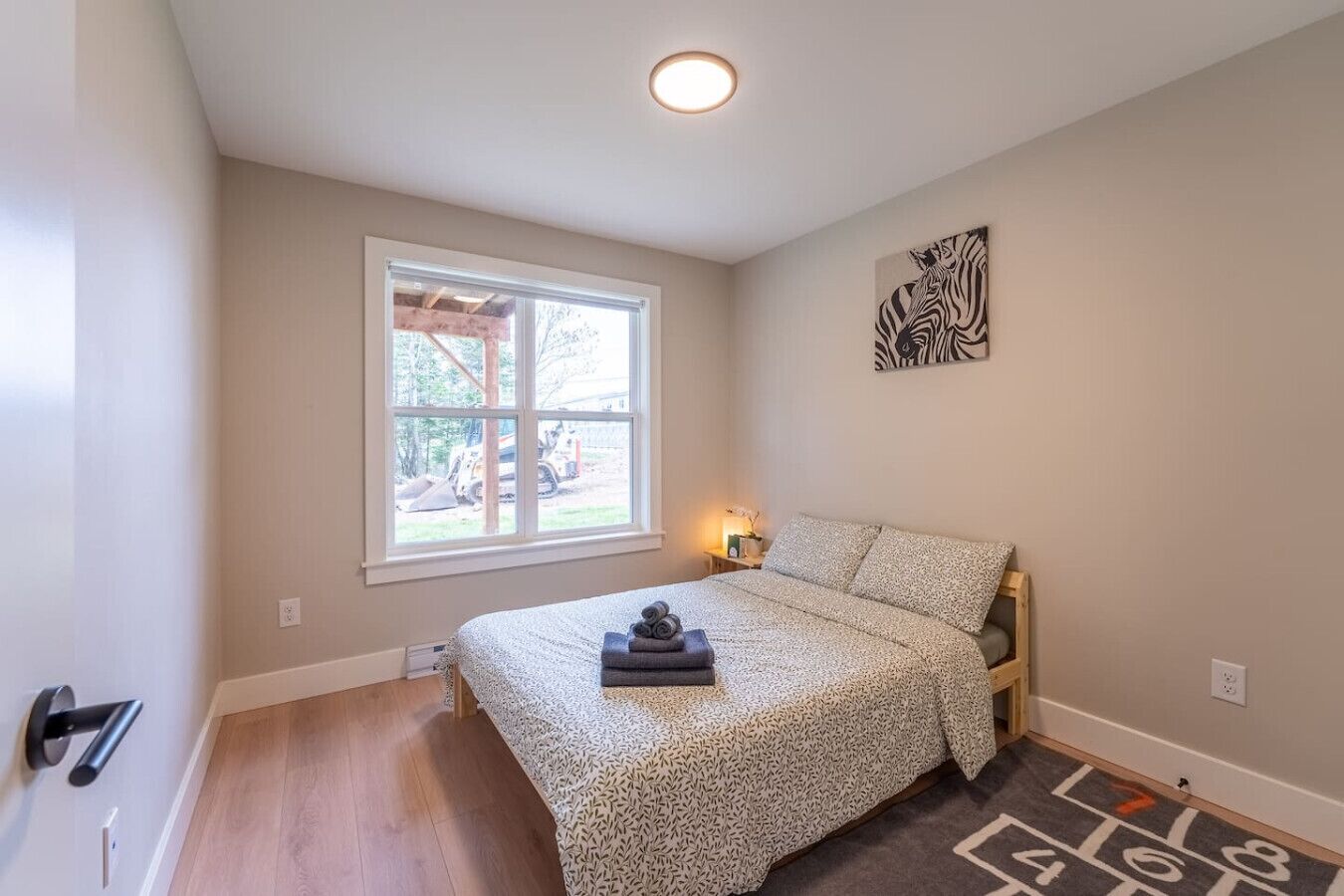 2 bedrooms, desk, WiFi, bed sheets