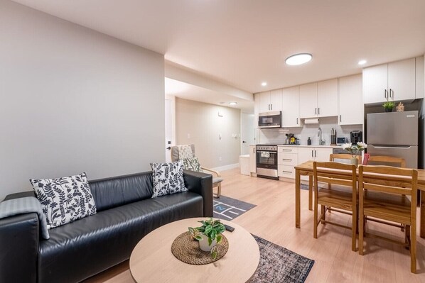 Un apartamento moderno con sala de estar, comedor y cocina.