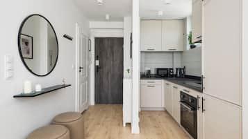 Full-size fridge, oven, stovetop, dishwasher