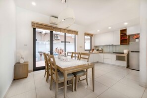 Een koelkast, een eettafel