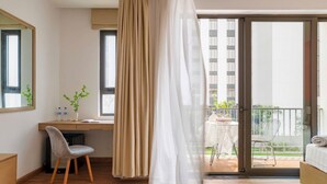 Bộ đồ giường cao cấp, minibar, bàn 
