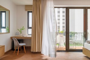 Premium bedding, minibar, desk, laptop workspace - Villa 5 Phong Ngu Royal Lotus Bai Chay (Ha Long)