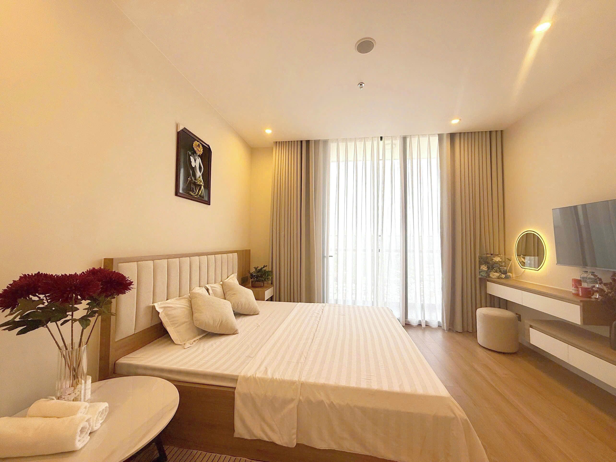 Luxe beddengoed, een minibar, een bureau, een laptopwerkplek