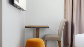 Estúdio júnior, 1 cama Queen, cozinha americana | Opções para refeição no quarto