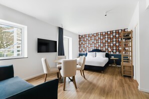 Estudio Deluxe, 1 cama de matrimonio grande con sofá cama, cocina básica | Sistema de insonorización, cunas gratuitas, wifi gratis y ropa de cama