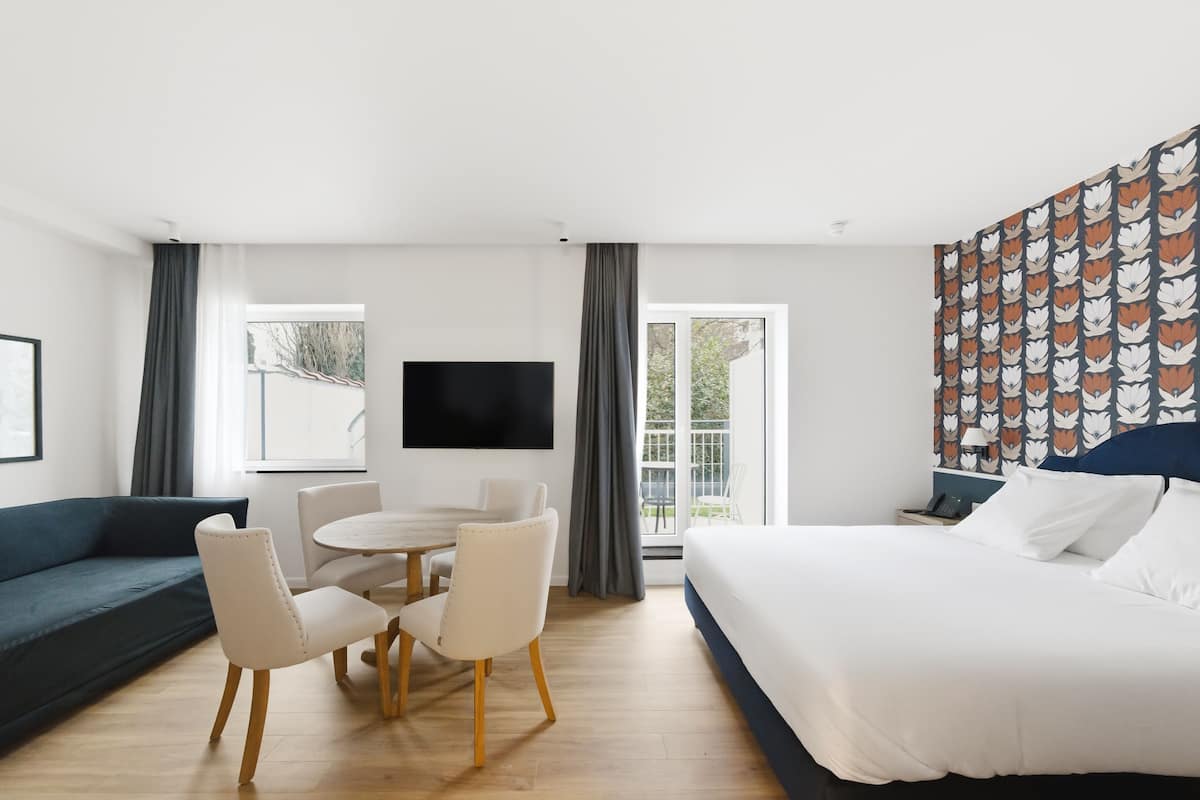 Deluxe studio, 1 kingsize bed met slaapbank, kitchenette | Geluiddichte muren, gratis babybedden, gratis wifi, beddengoed