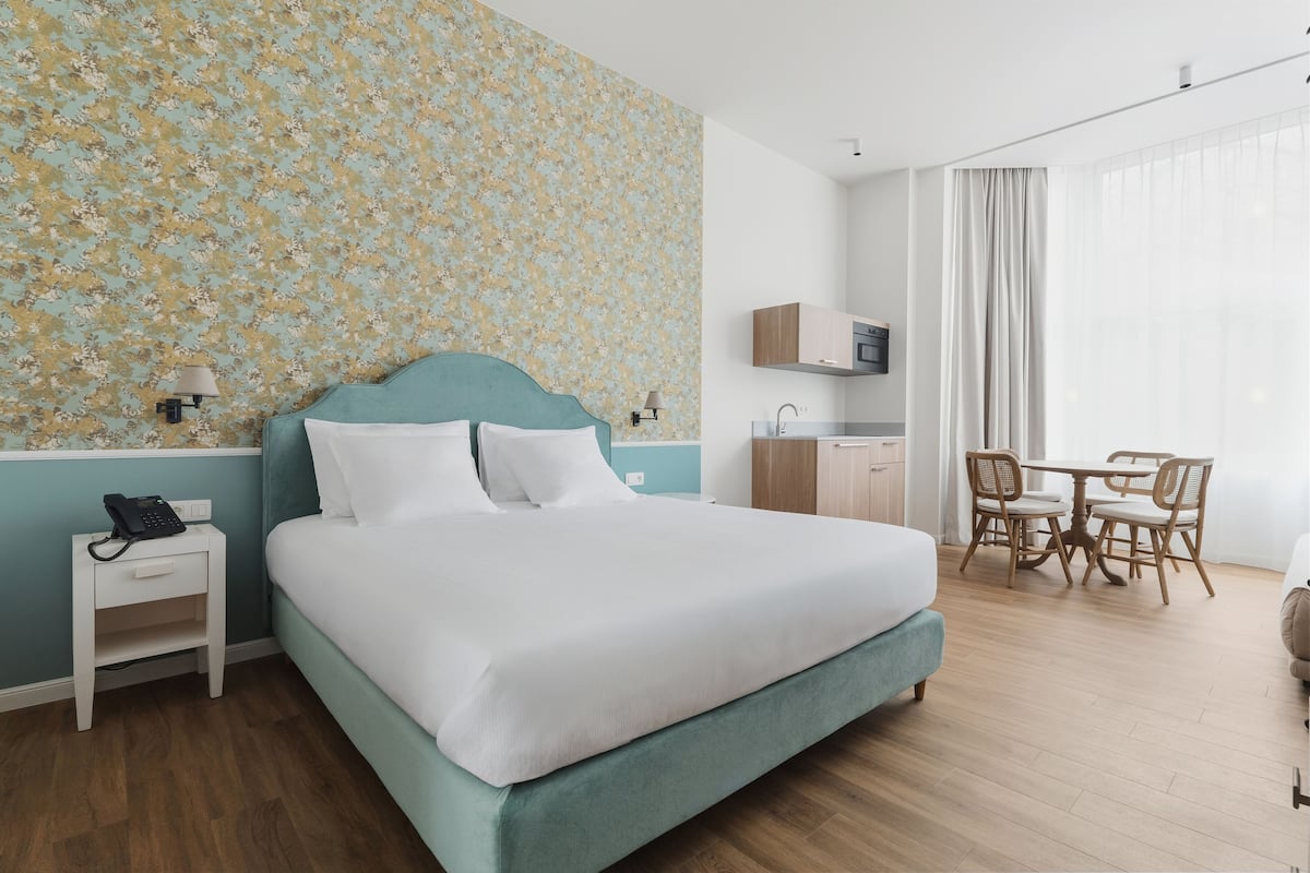 Premium studio, 1 kingsize bed met slaapbank, kitchenette | Geluiddichte muren, gratis babybedden, gratis wifi, beddengoed