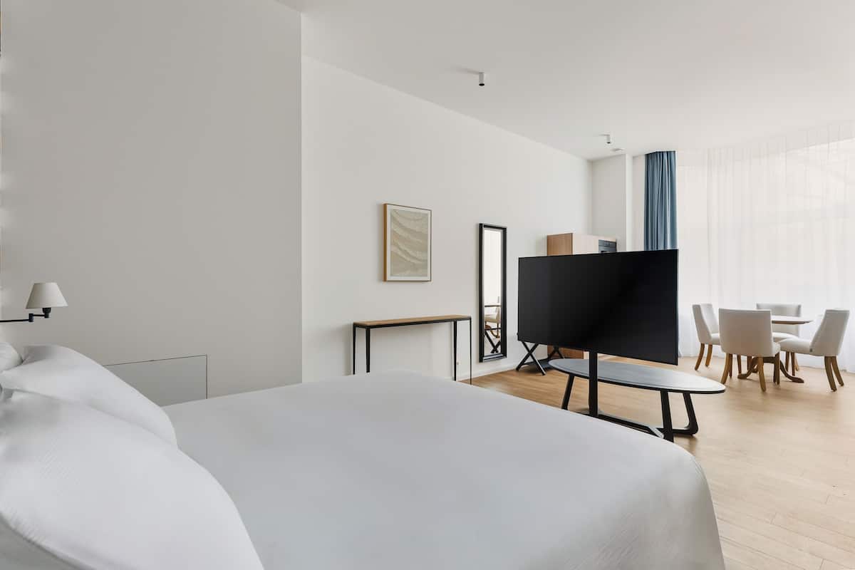 Deluxe studio, 1 kingsize bed met slaapbank, kitchenette | Geluiddichte muren, gratis babybedden, gratis wifi, beddengoed