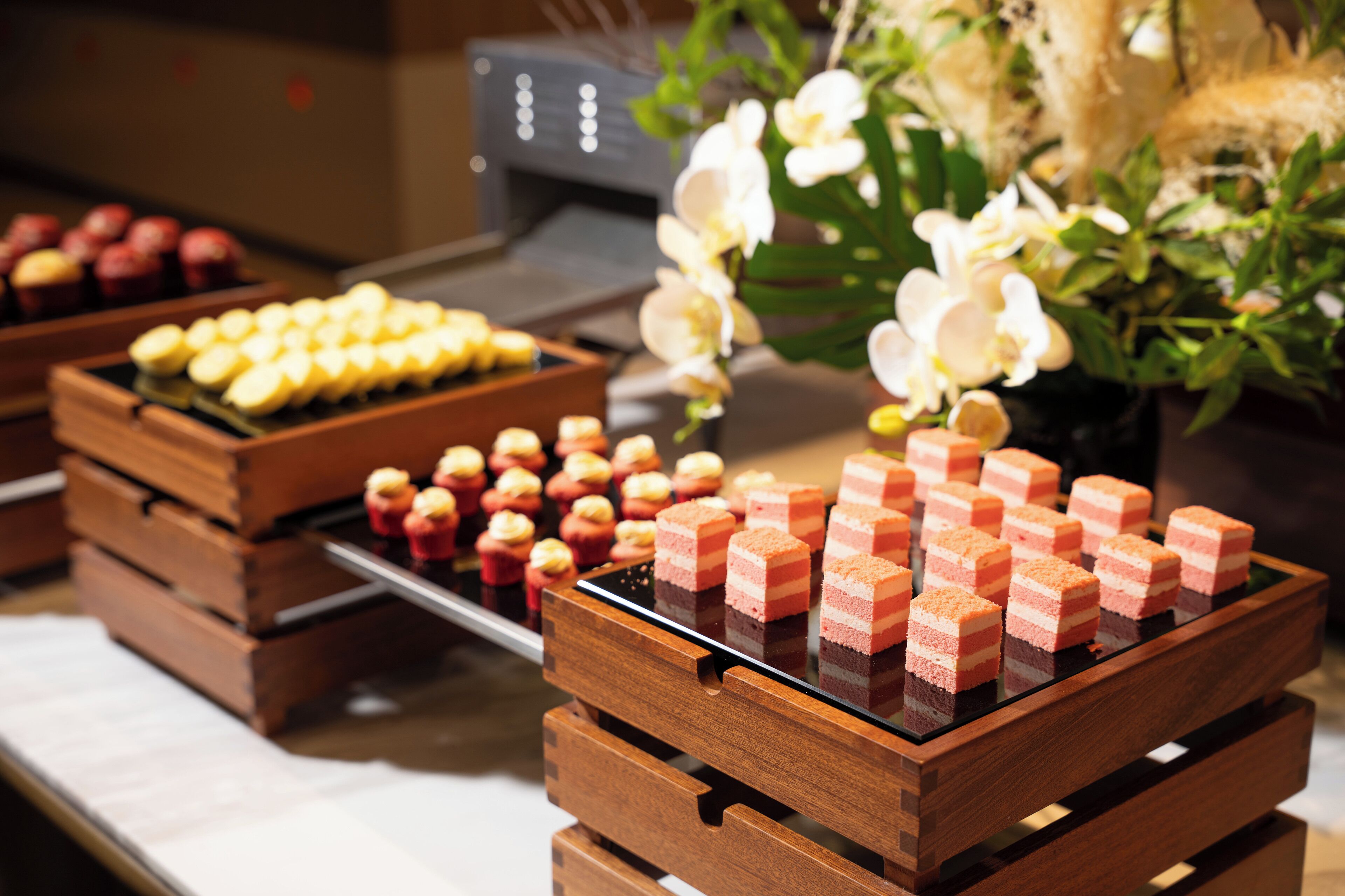 Una variedad de postres exhibidos en cajas de madera.