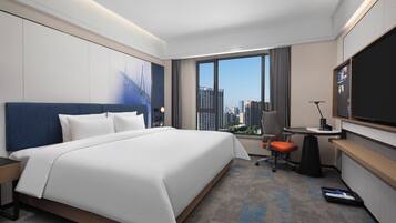 Escritorio, espacio para trabajar con laptop y cortinas blackout