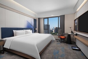 Chambre Double Confort, 1 très grand lit, climatisation, vue montagne | Bureau, espace de travail pour ordinateur portable, rideaux occultants