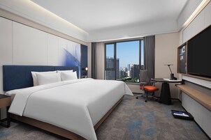 Escritorio, espacio para trabajar con laptop y cortinas blackout 