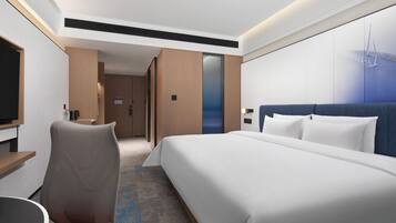 Escritorio, espacio para trabajar con laptop y cortinas blackout