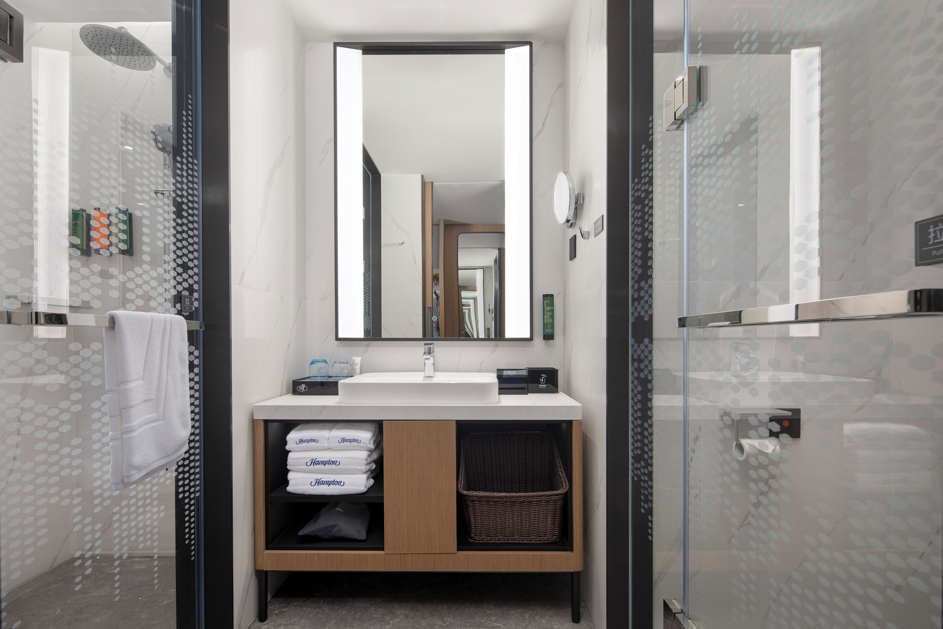 Habitació doble Comfort, 1 llit de matrimoni gran, aire condicionat, vistes a la muntanya | Escriptori, espai de treball apte per a portàtils i cortines opaques 