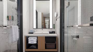 Chambre Double Confort, 1 trĂšs grand lit, climatisation, vue montagne | Bureau, espace de travail pour ordinateur portable, rideaux occultants