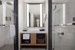 Chambre Double Confort, 1 très grand lit, climatisation, vue montagne | Bureau, espace de travail pour ordinateur portable, rideaux occultants